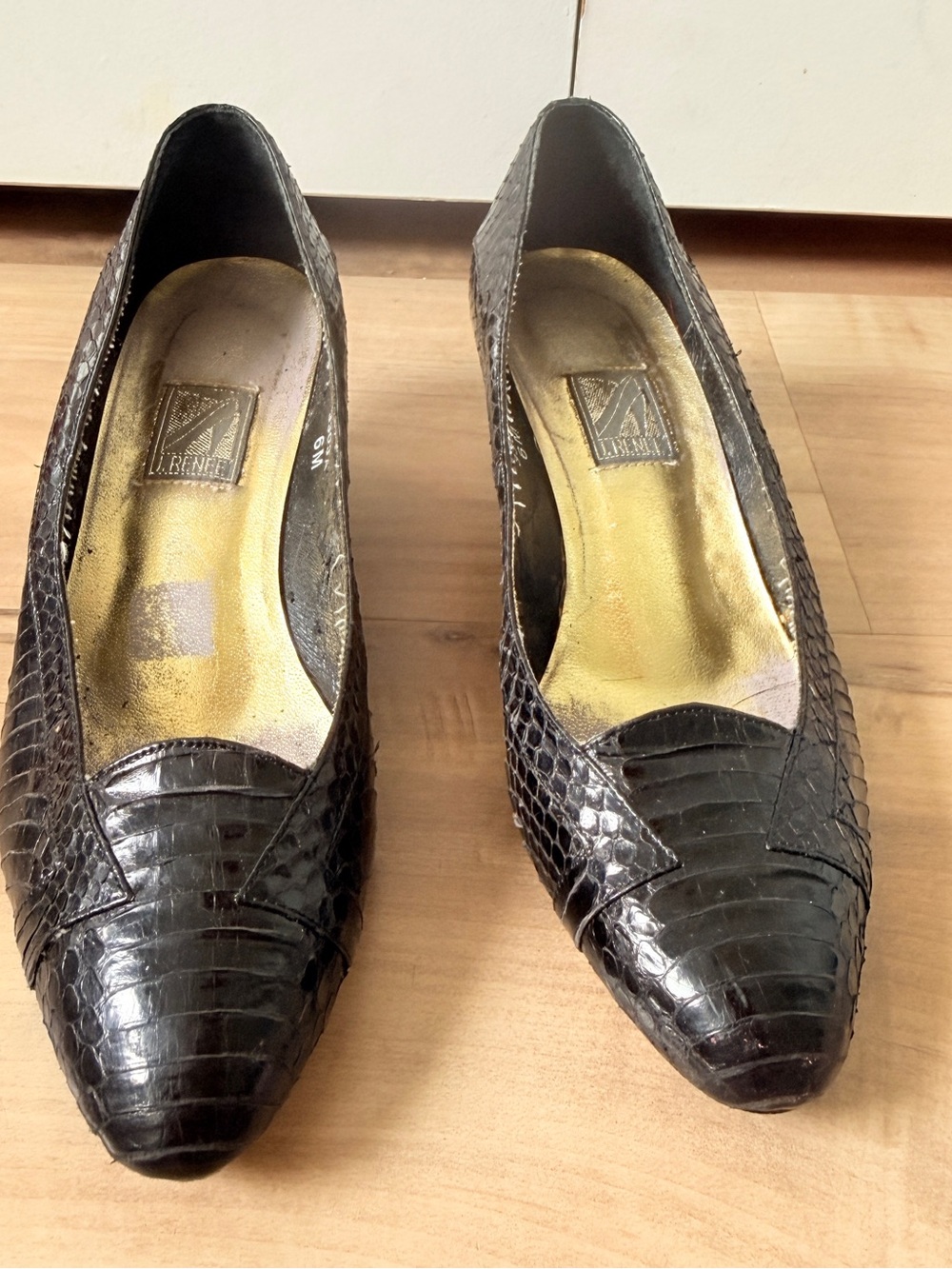 Classic Black Croc-Embossed Pointed Toe Pumps - Women